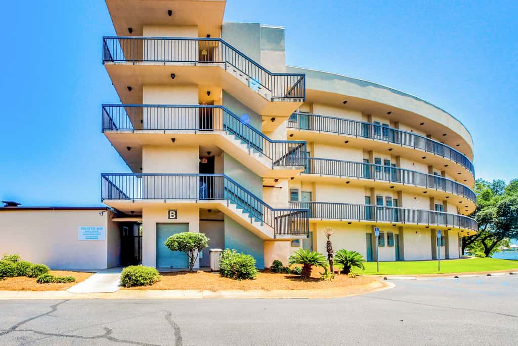 Ground-floor studio near the beach with patio, washer&dryer, outdoor pool & AC