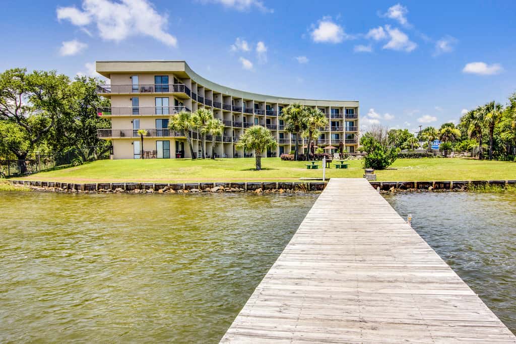 Ground-floor studio near the beach with patio, washer&dryer, outdoor pool & AC