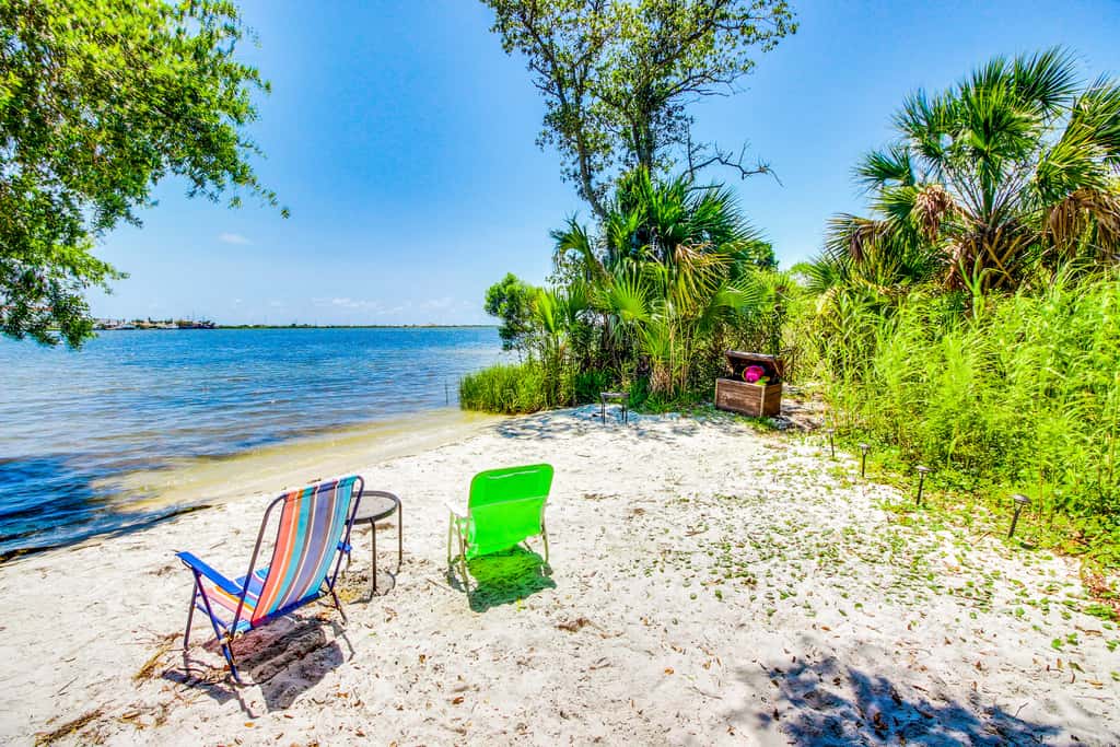 Ground-floor studio near the beach with patio, washer&dryer, outdoor pool & AC