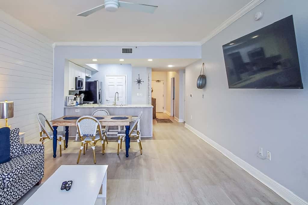 Exquisite 3rd floor beachfront condo, shared pool and beach access