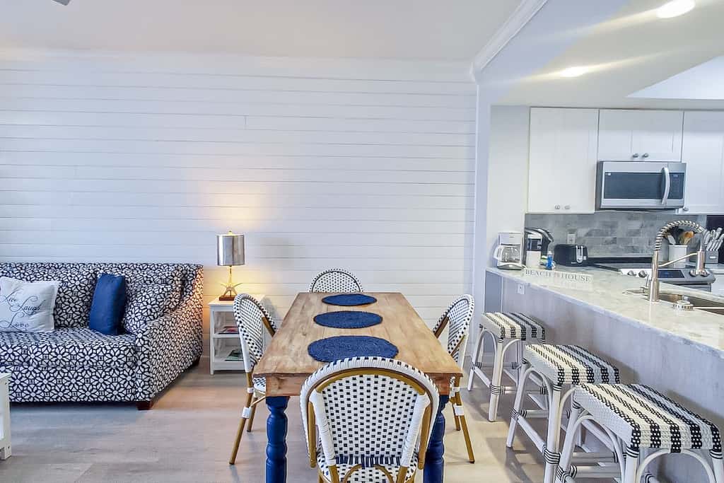 Exquisite 3rd floor beachfront condo, shared pool and beach access
