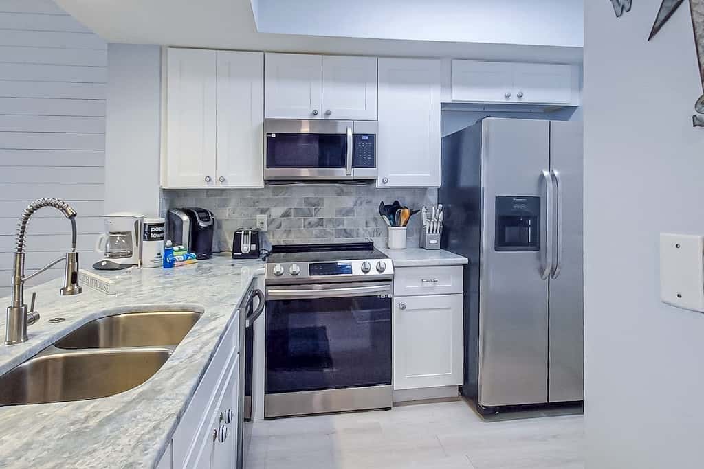 Exquisite 3rd floor beachfront condo, shared pool and beach access
