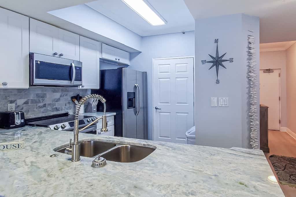 Exquisite 3rd floor beachfront condo, shared pool and beach access