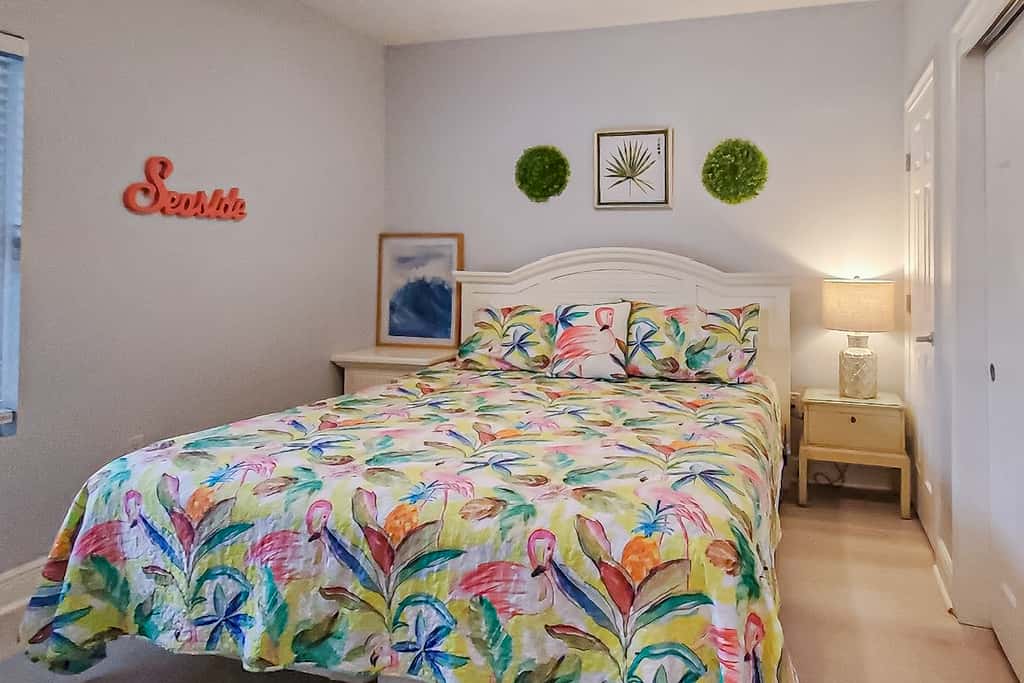 Exquisite 3rd floor beachfront condo, shared pool and beach access