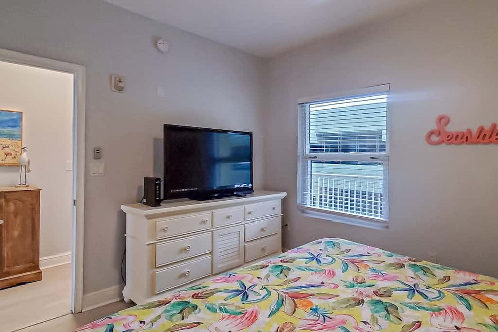 Exquisite 3rd floor beachfront condo, shared pool and beach access