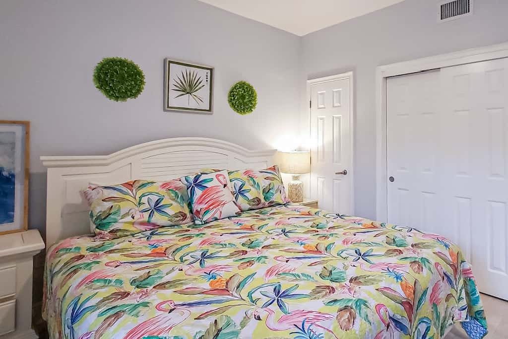 Exquisite 3rd floor beachfront condo, shared pool and beach access