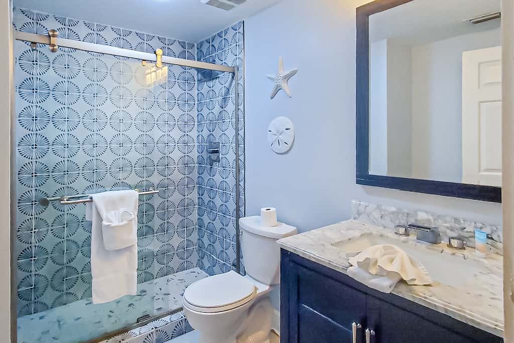 Exquisite 3rd floor beachfront condo, shared pool and beach access