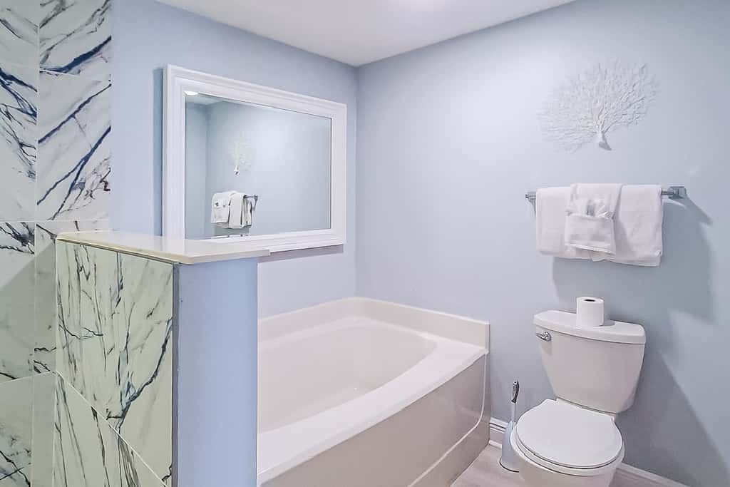Exquisite 3rd floor beachfront condo, shared pool and beach access