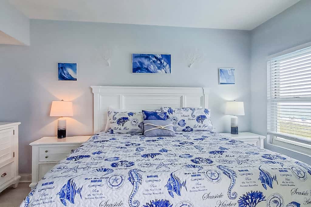 Exquisite 3rd floor beachfront condo, shared pool and beach access