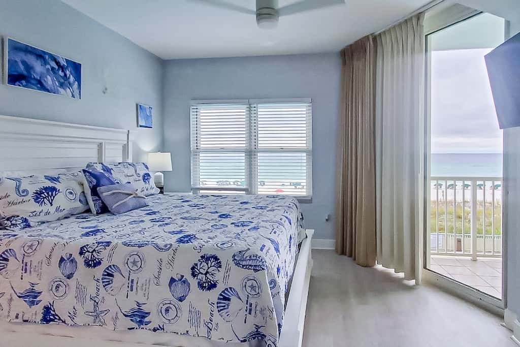 Exquisite 3rd floor beachfront condo, shared pool and beach access