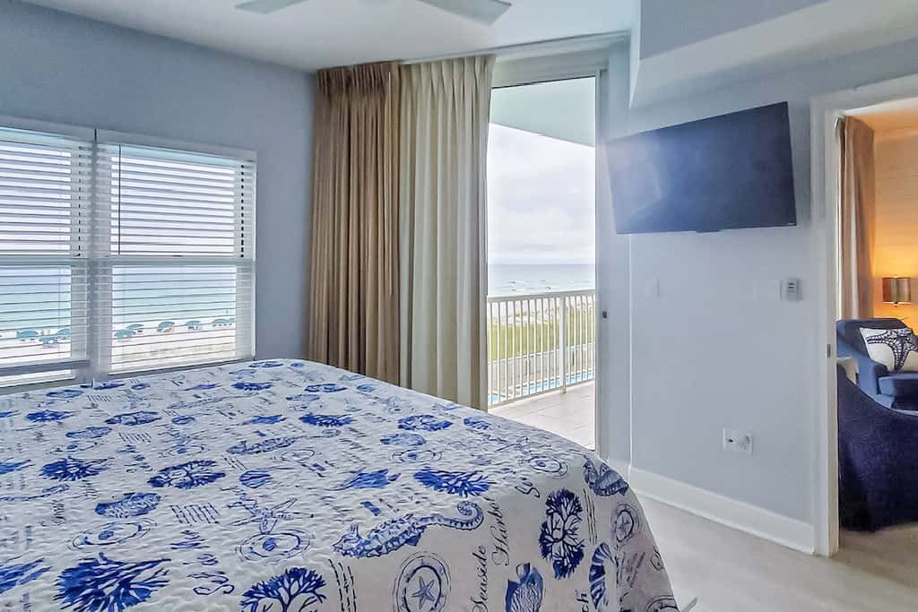 Exquisite 3rd floor beachfront condo, shared pool and beach access