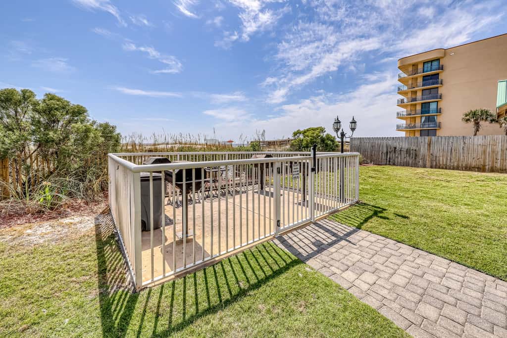 Exquisite 3rd floor beachfront condo, shared pool and beach access