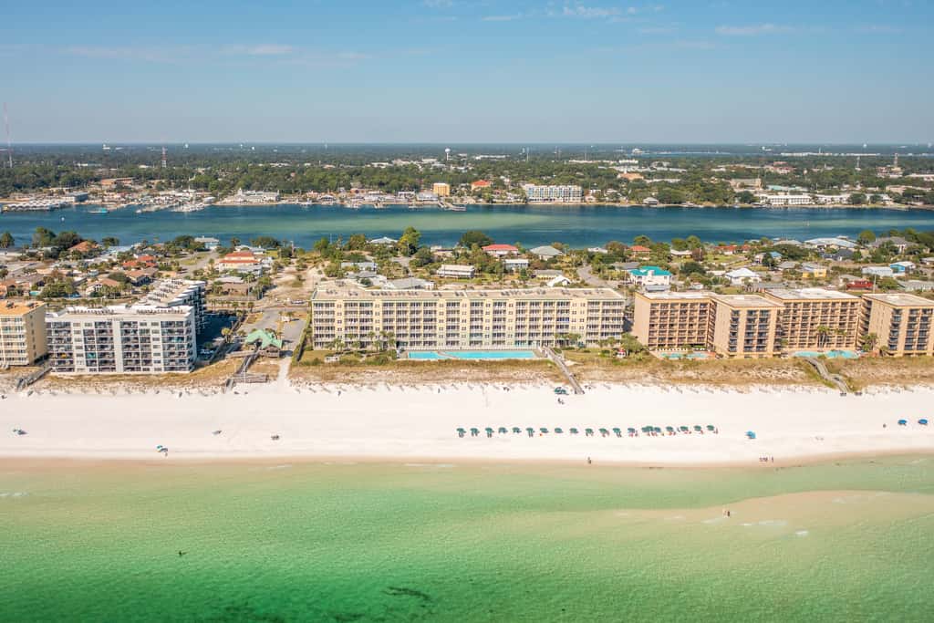 Exquisite 3rd floor beachfront condo, shared pool and beach access
