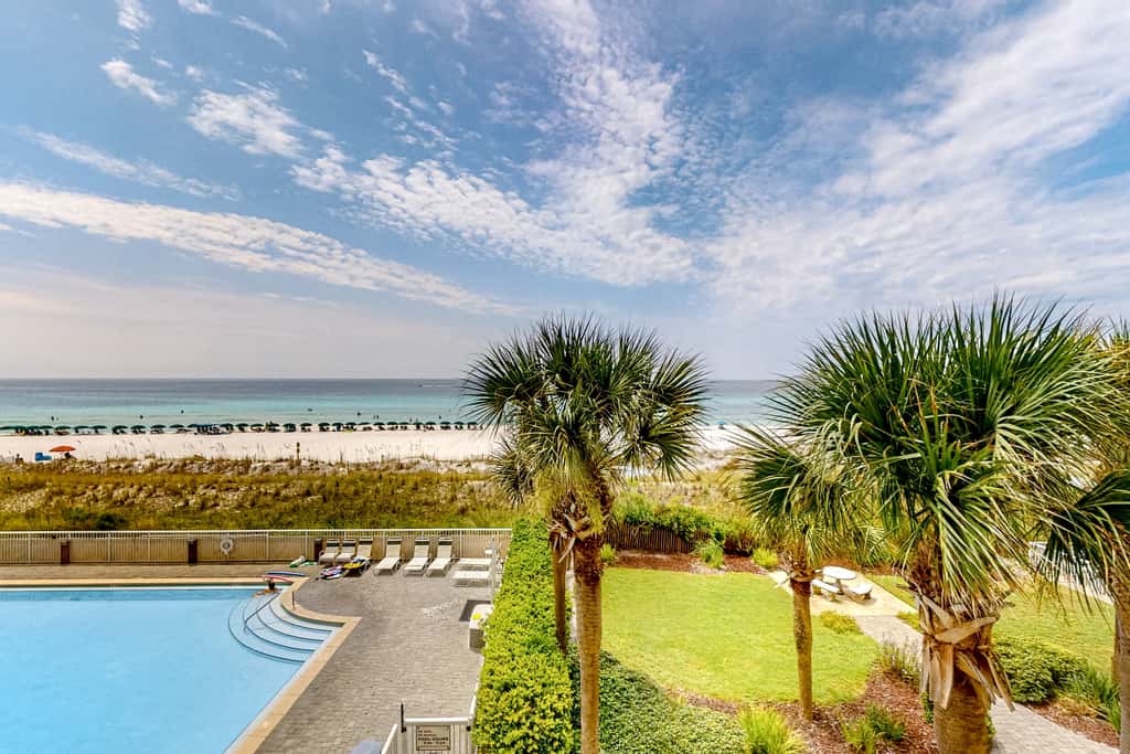 Exquisite 3rd floor beachfront condo, shared pool and beach access