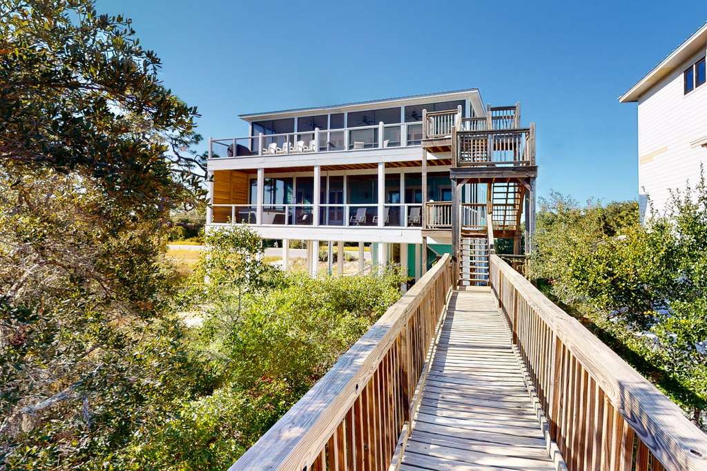 Dog-friendly oceanfront home with a hot tub, washer&dryer & central AC