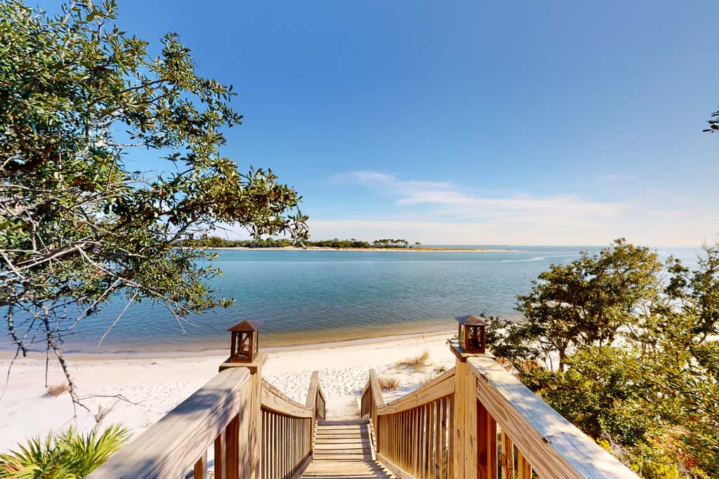 Dog-friendly oceanfront home with a hot tub, washer&dryer & central AC
