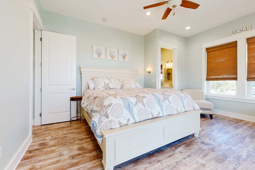 Dog-friendly oceanfront home with a hot tub, washer&dryer & central AC