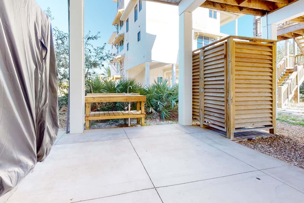Dog-friendly oceanfront home with a hot tub, washer&dryer & central AC