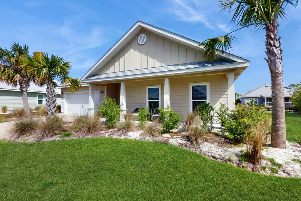 Spacious home steps from the beach with fast WiFi & washer/dryer