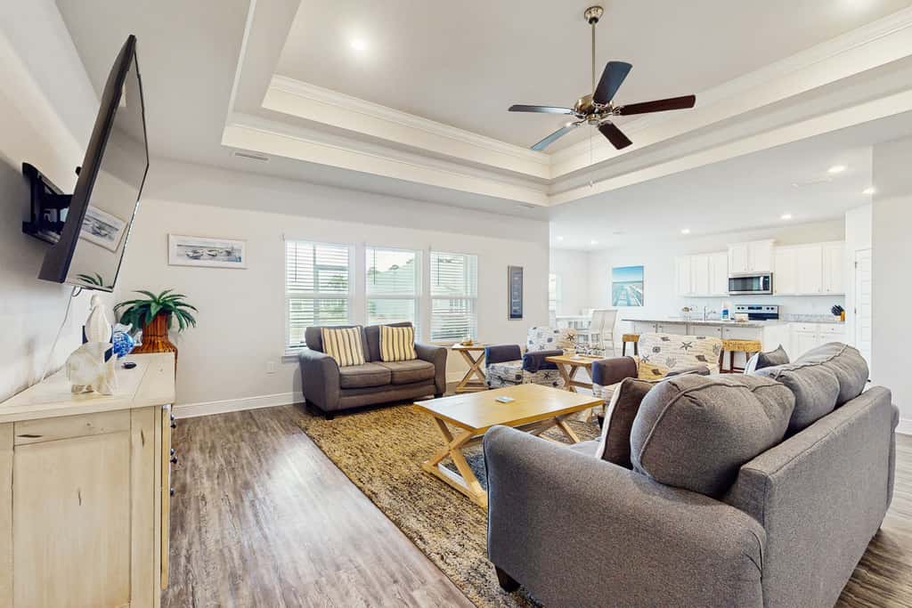 Spacious home steps from the beach with fast WiFi & washer/dryer