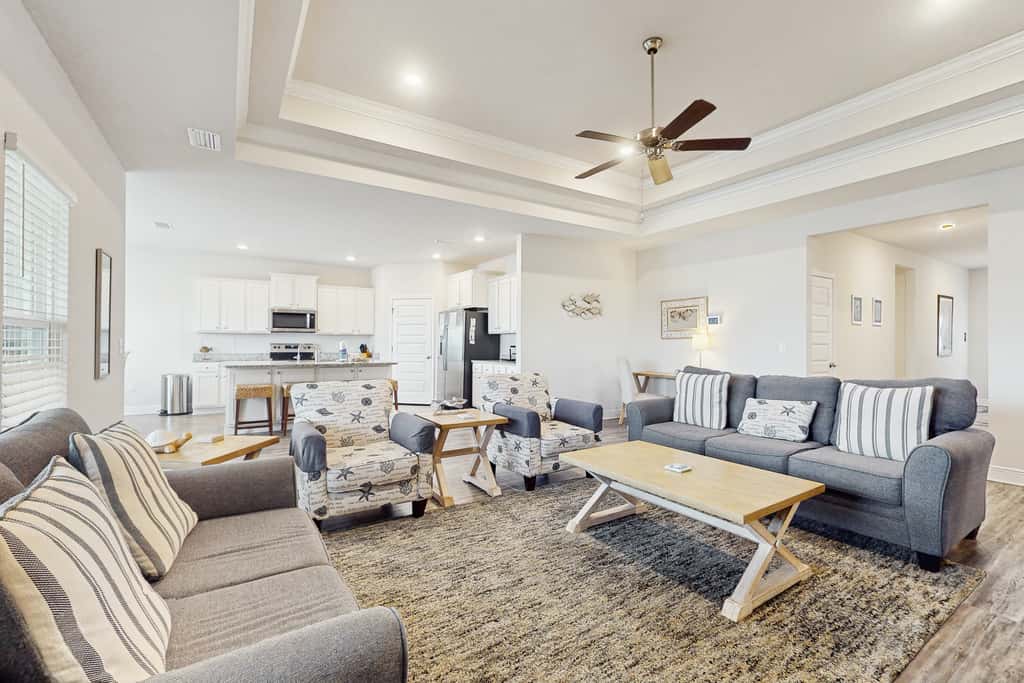 Spacious home steps from the beach with fast WiFi & washer/dryer