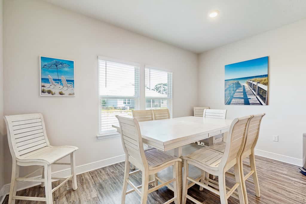 Spacious home steps from the beach with fast WiFi & washer/dryer