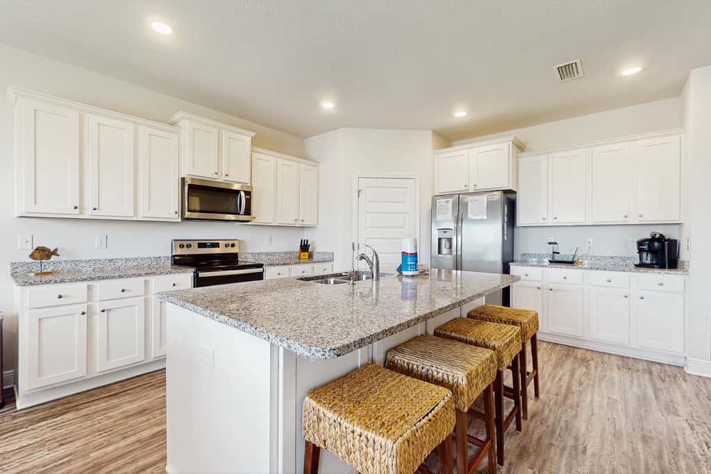 Spacious home steps from the beach with fast WiFi & washer/dryer
