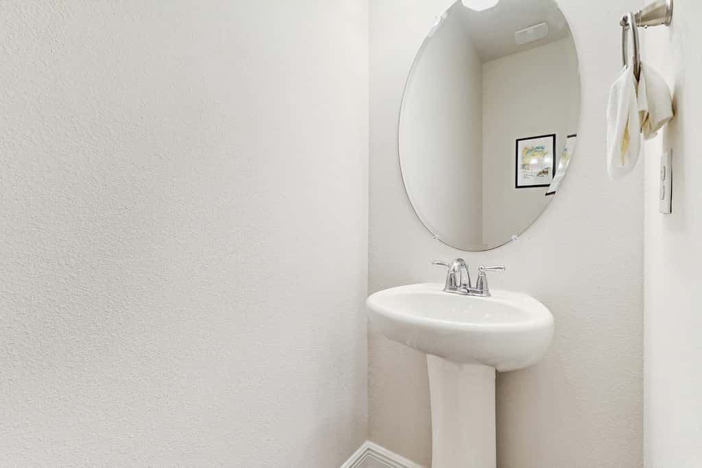 Spacious home steps from the beach with fast WiFi & washer/dryer