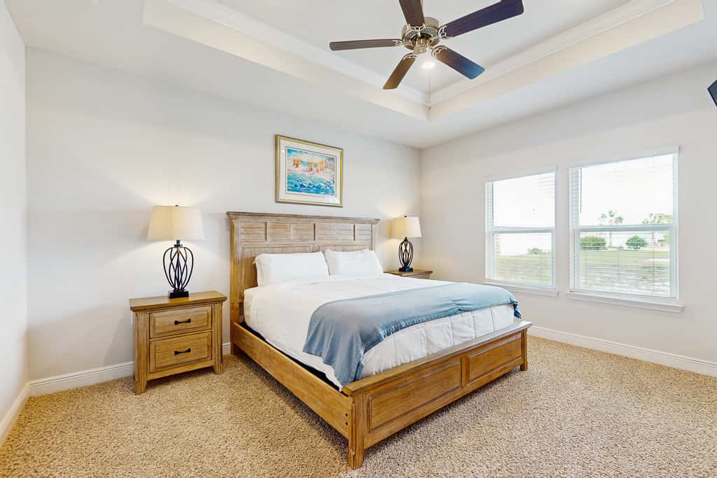 Spacious home steps from the beach with fast WiFi & washer/dryer