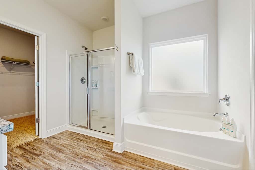 Spacious home steps from the beach with fast WiFi & washer/dryer