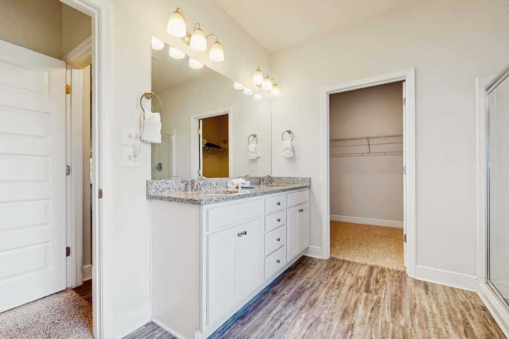 Spacious home steps from the beach with fast WiFi & washer/dryer