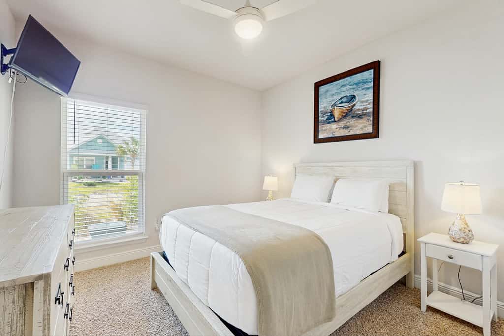 Spacious home steps from the beach with fast WiFi & washer/dryer