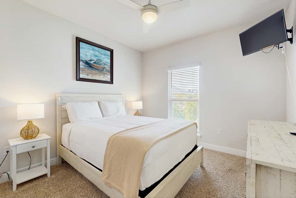 Spacious home steps from the beach with fast WiFi & washer/dryer