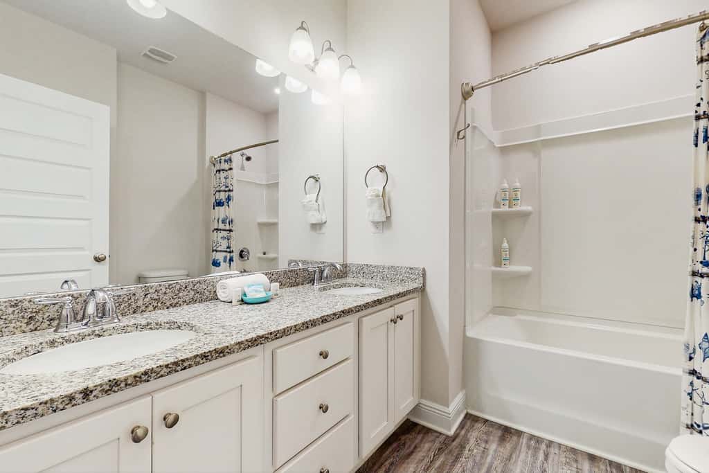Spacious home steps from the beach with fast WiFi & washer/dryer