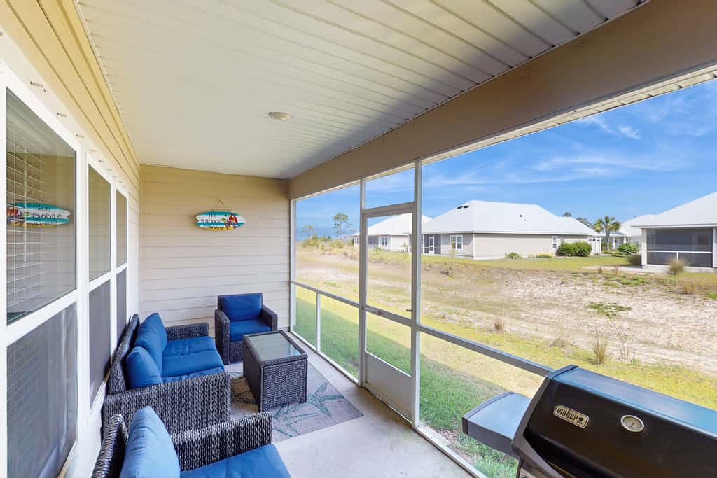Spacious home steps from the beach with fast WiFi & washer/dryer