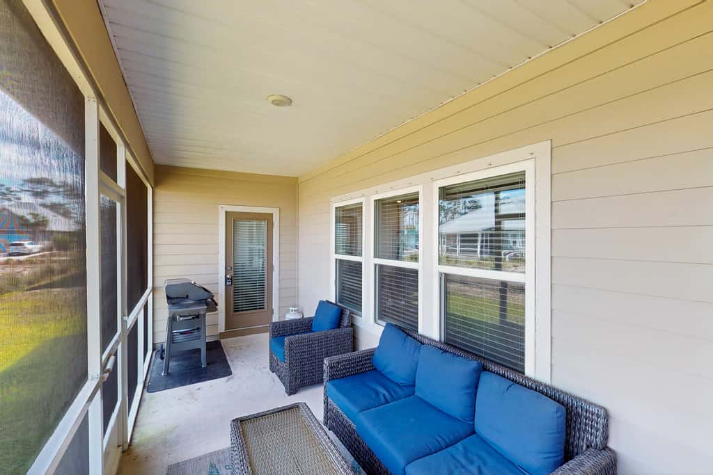 Spacious home steps from the beach with fast WiFi & washer/dryer