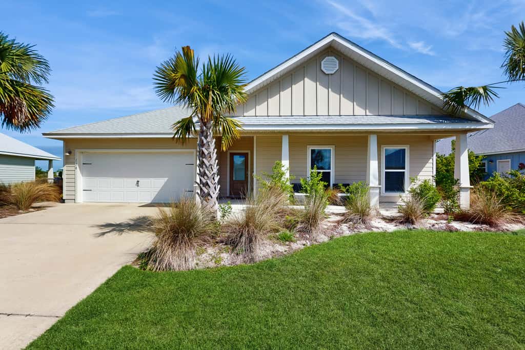 Spacious home steps from the beach with fast WiFi & washer/dryer
