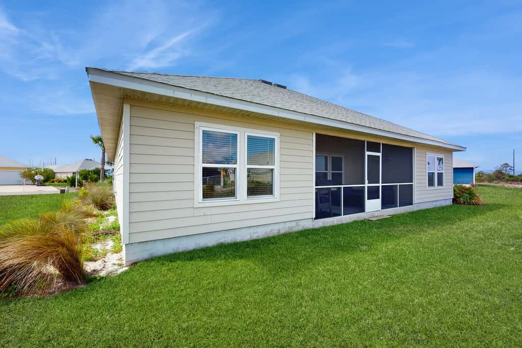Spacious home steps from the beach with fast WiFi & washer/dryer