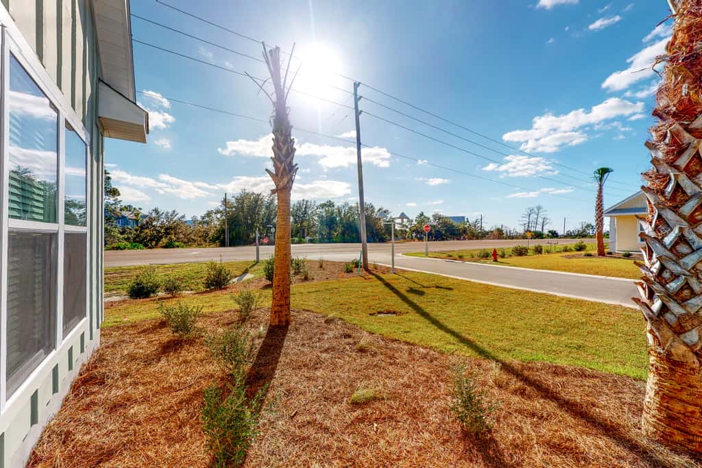 Spacious home steps from the beach with fast WiFi & washer/dryer
