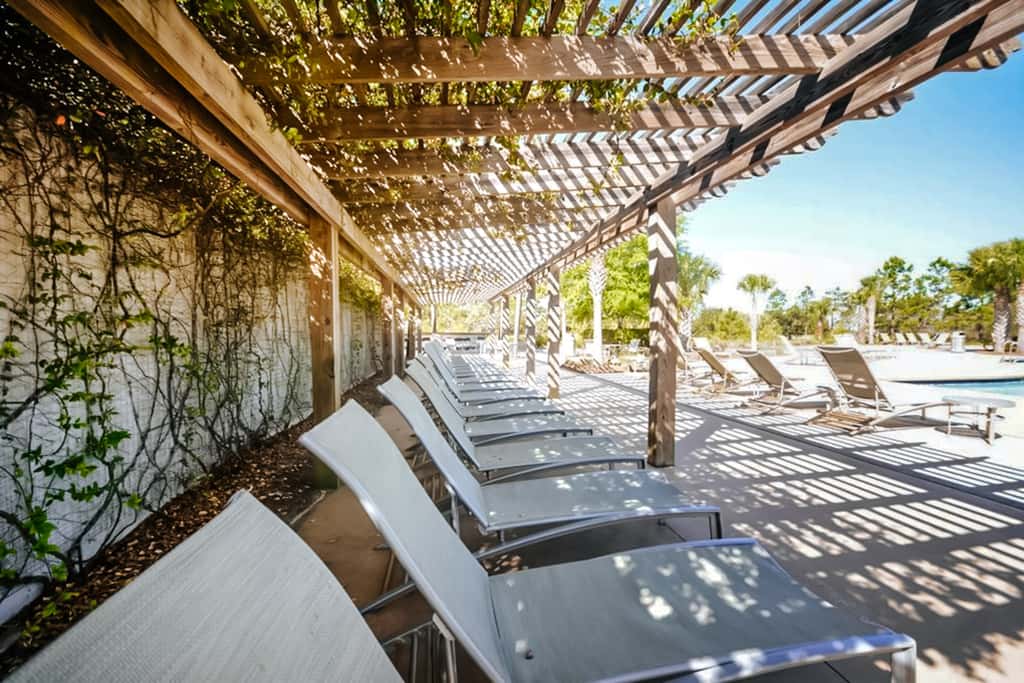 Spacious home steps from the beach with fast WiFi & washer/dryer