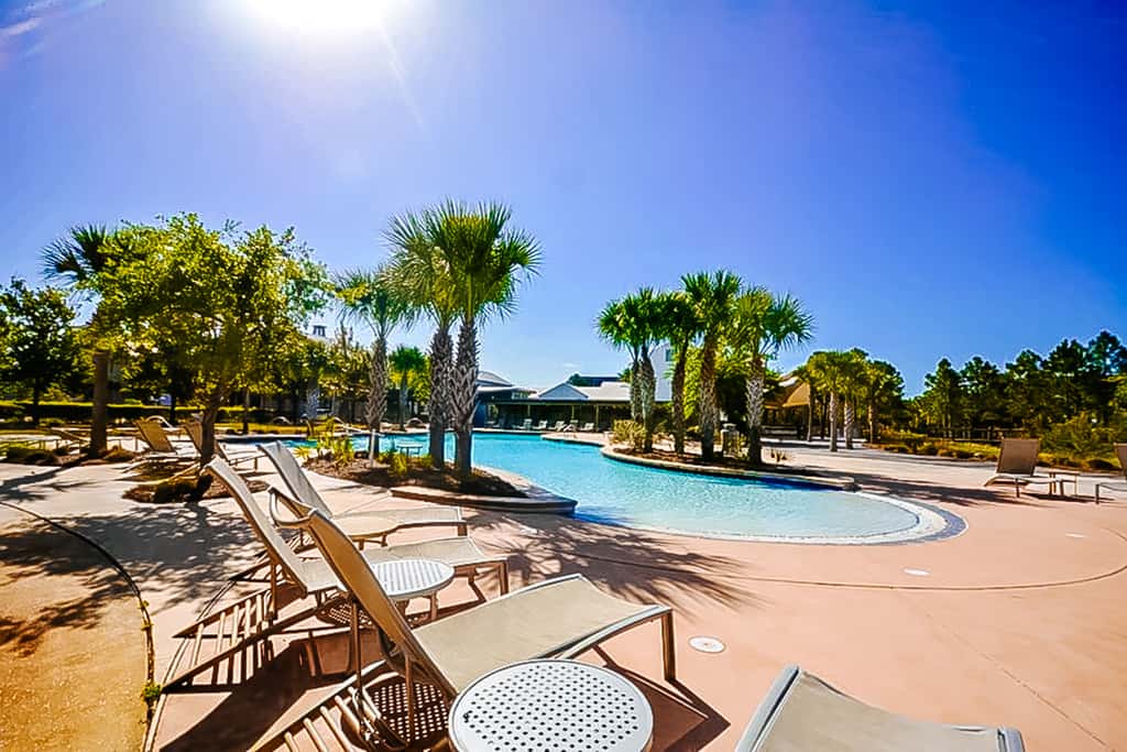 Spacious home steps from the beach with fast WiFi & washer/dryer