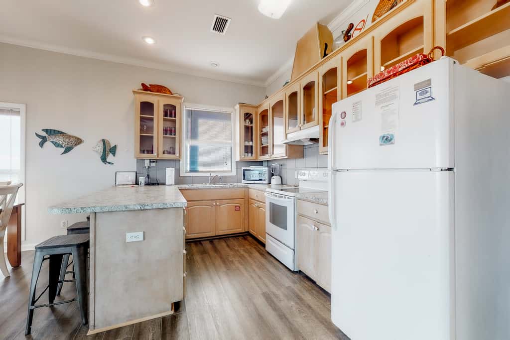 Beachfront dog-friendly home with private hot tub, boardwalk, on-site pools, gym