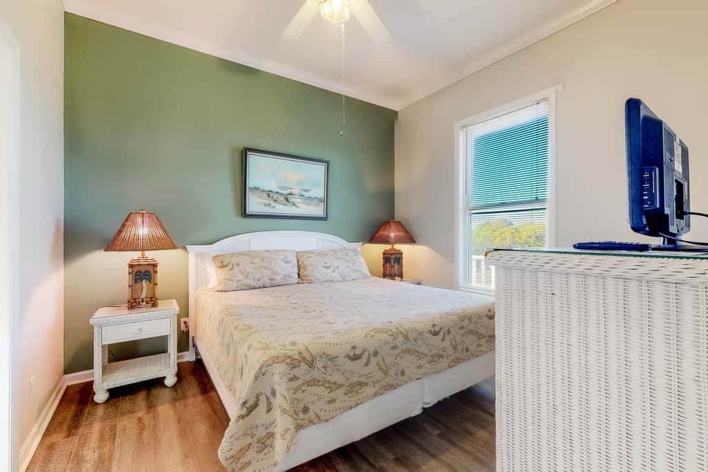 Beachfront dog-friendly home with private hot tub, boardwalk, on-site pools, gym