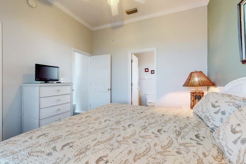 Beachfront dog-friendly home with private hot tub, boardwalk, on-site pools, gym
