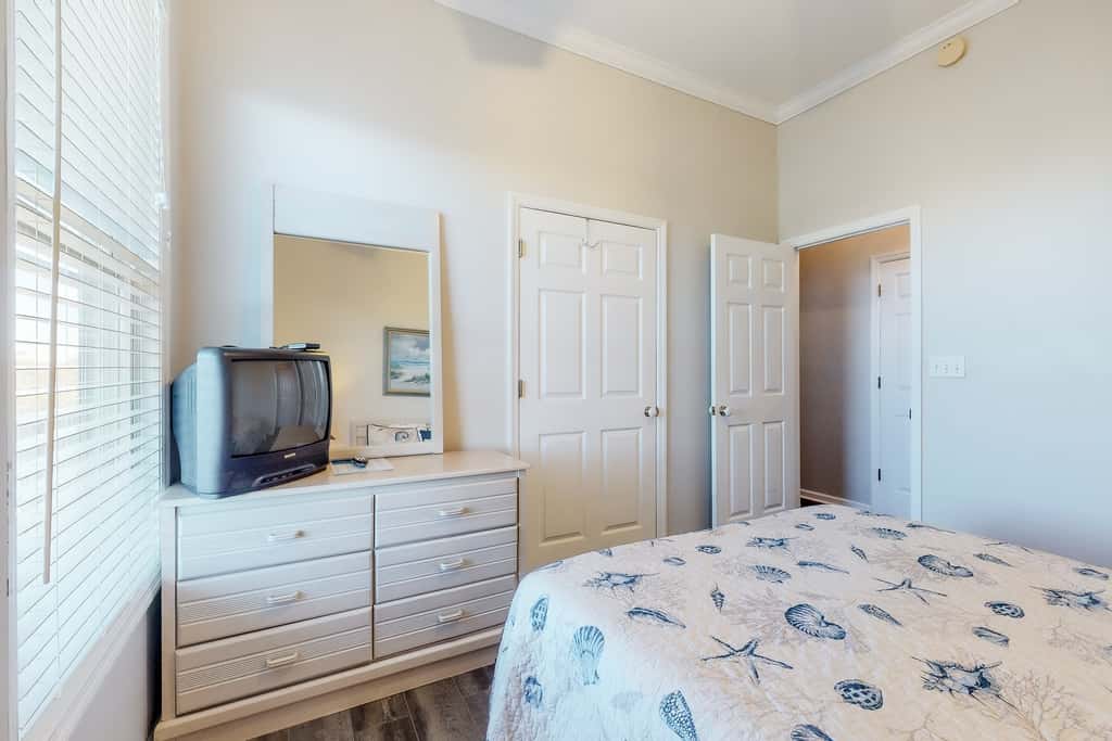 Beachfront dog-friendly home with private hot tub, boardwalk, on-site pools, gym