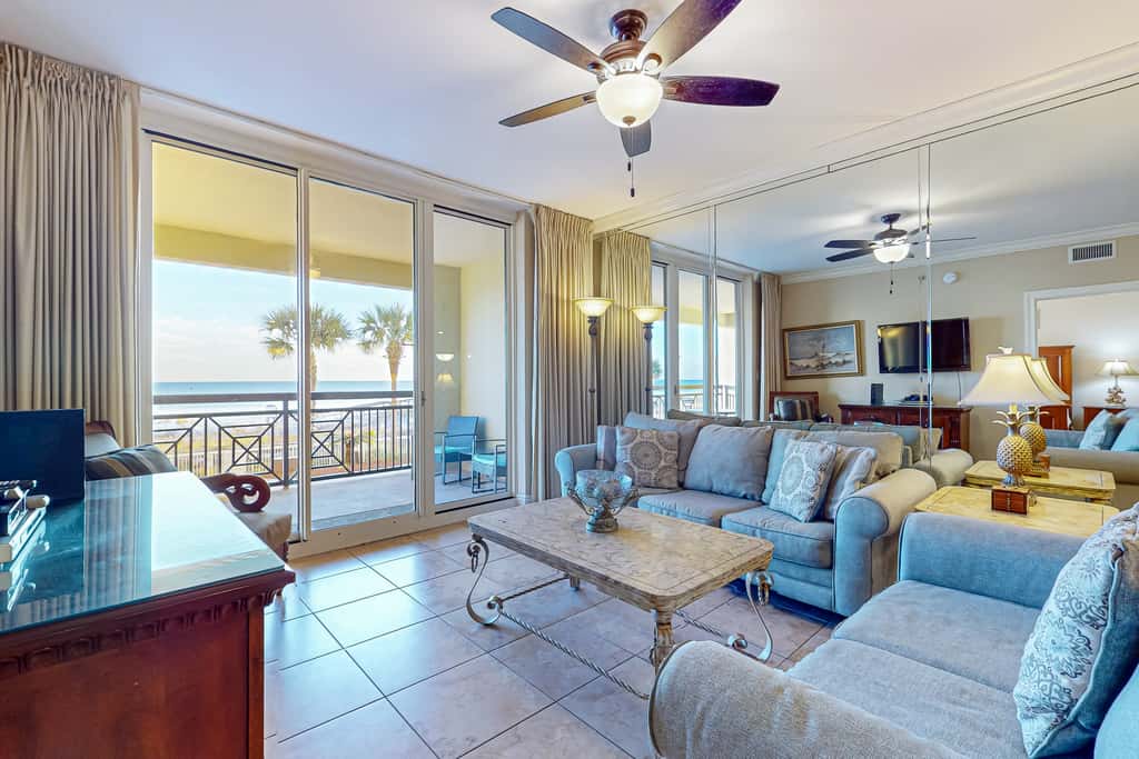 Gulf Front 4BR w Balcony, Pool, Hot Tub & W&D