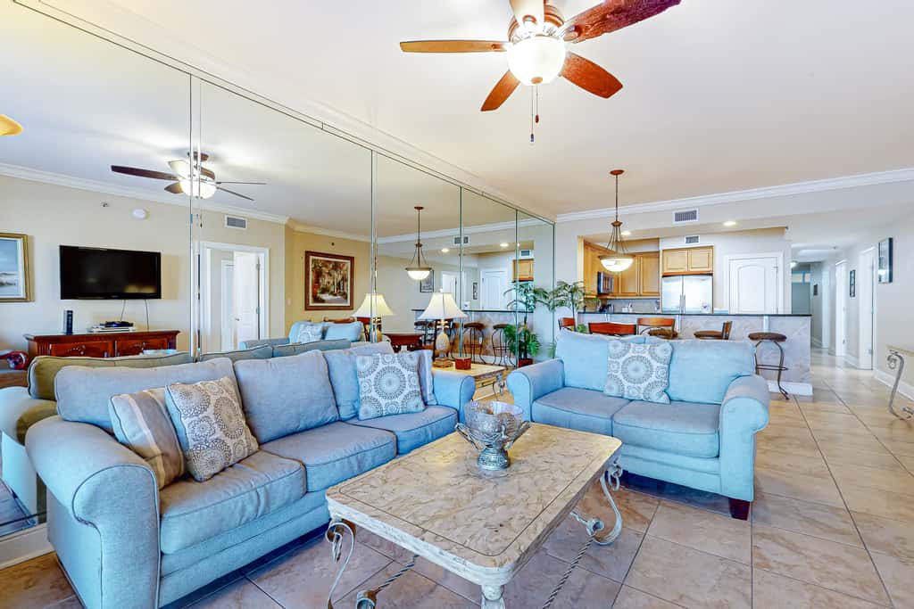 Gulf Front 4BR w Balcony, Pool, Hot Tub & W&D