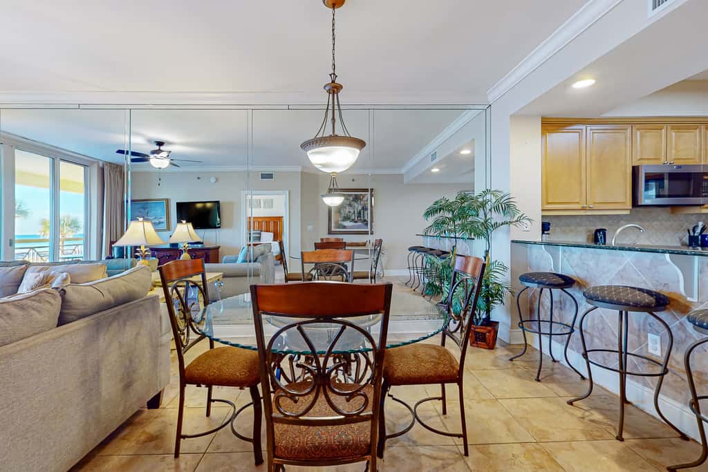 Gulf Front 4BR w Balcony, Pool, Hot Tub & W&D