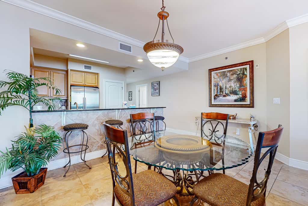 Gulf Front 4BR w Balcony, Pool, Hot Tub & W&D