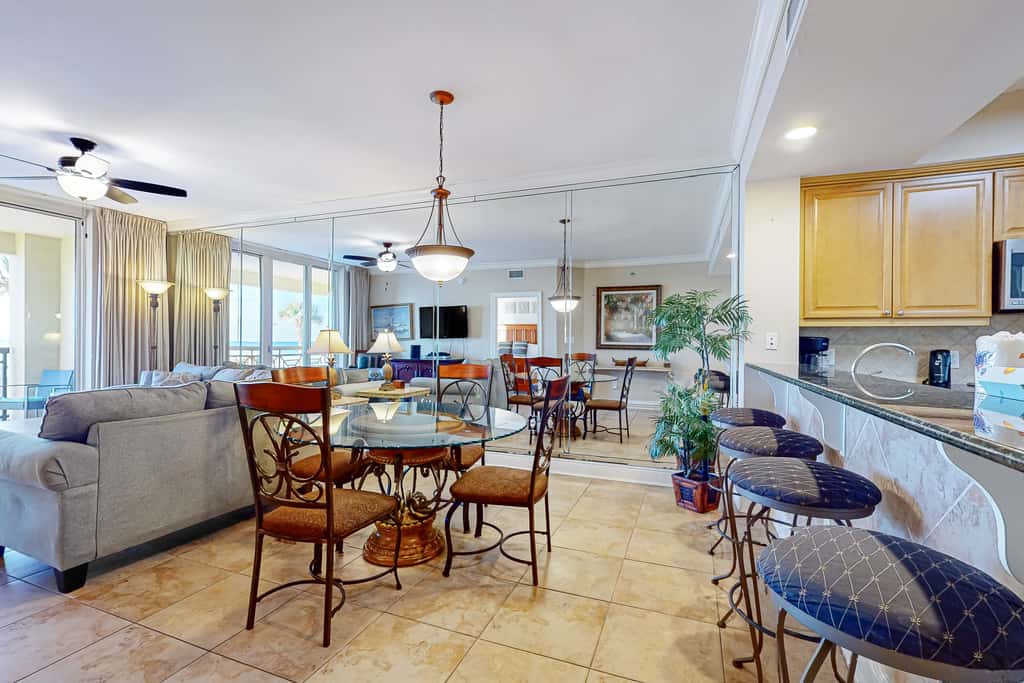 Gulf Front 4BR w Balcony, Pool, Hot Tub & W&D